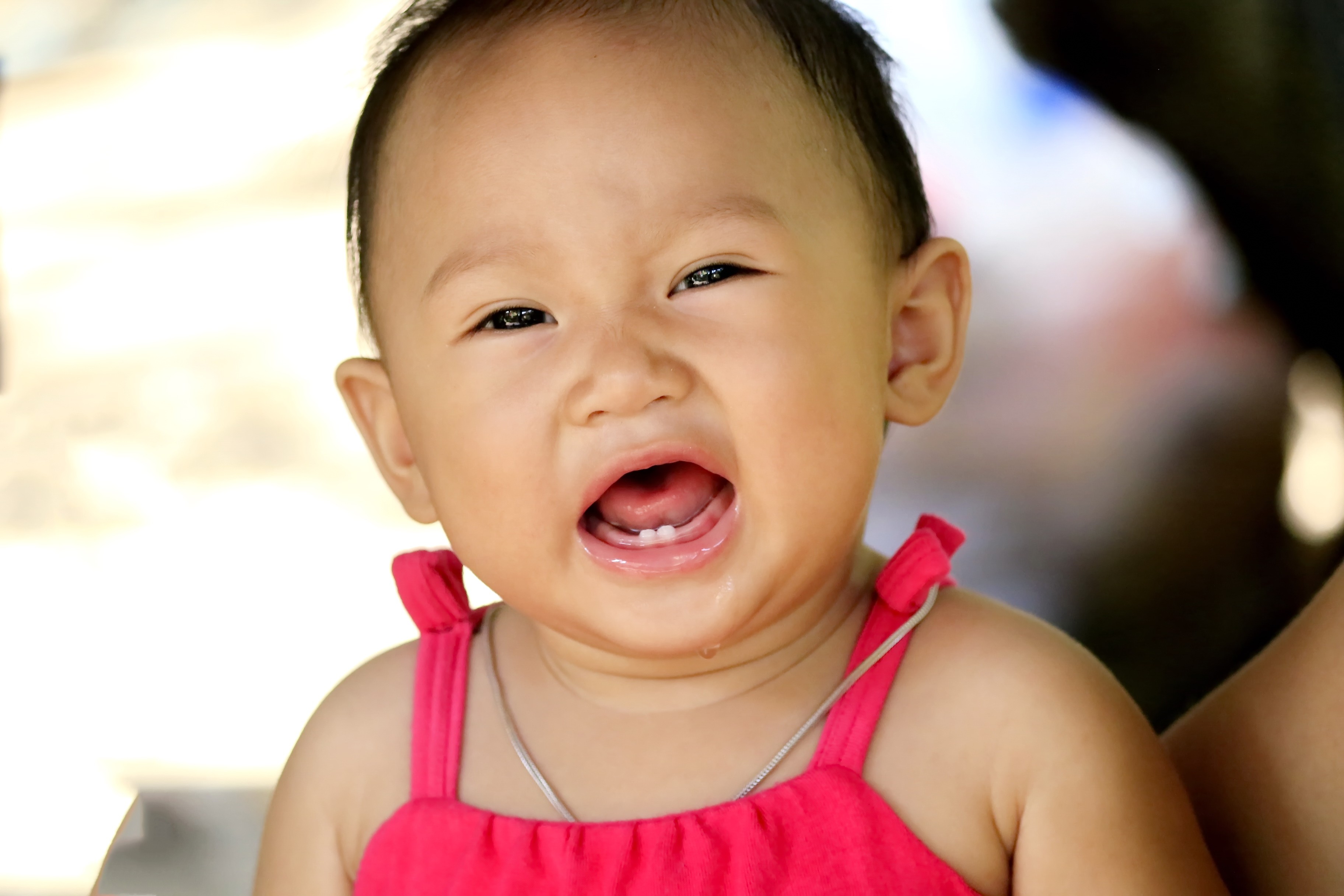 bayi tangan ke mulut, tanda bayi lapar, tumbuh gigi bayi, eksplorasi sensorik bayi, perkembangan bayi, Bunda, si Kecil